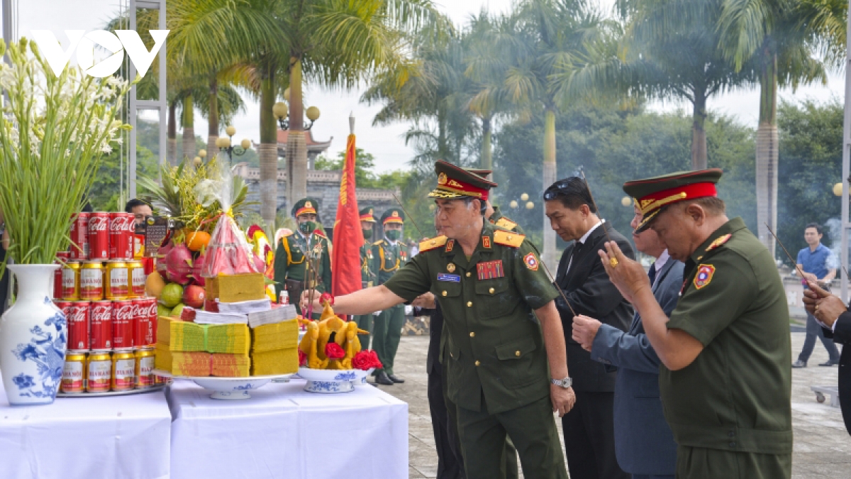 no luc dua hai cot liet si tu lao ve viet nam hinh anh 3