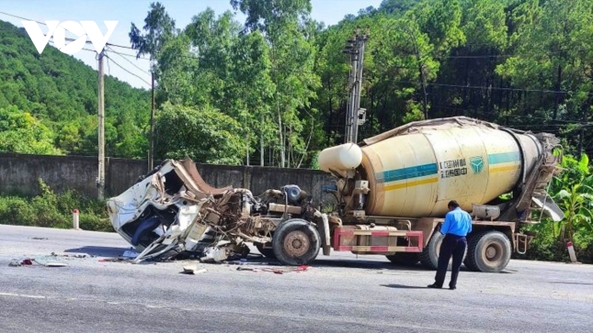 xe bồn mất đầu sau cú va chạm kinh hoàng, tài xế thoát nạn thần kỳ hình ảnh 1 xe bon mat dau sau cu va cham kinh hoang, tai xe thoat nan than ky hinh anh 1