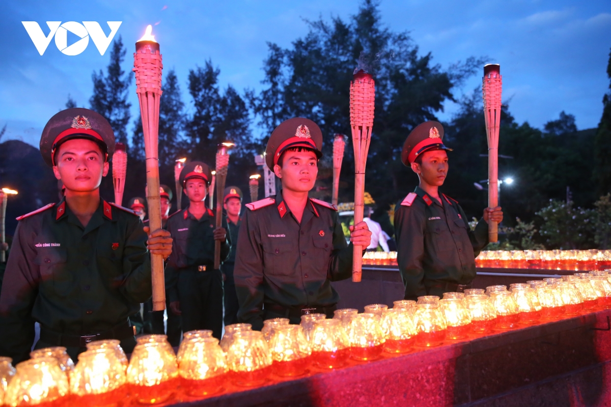 tp.hcm tưởng niệm các anh hùng liệt sĩ tại nghĩa trang hàng dương - côn Đảo hình ảnh 1 tp.hcm tuong niem cac anh hung liet si tai nghia trang hang duong - con Dao hinh anh 1