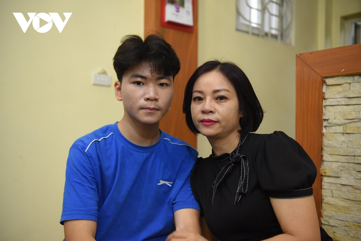 xuc dong phut trai long cua nguoi vo liet si trong thoi binh hinh anh 1