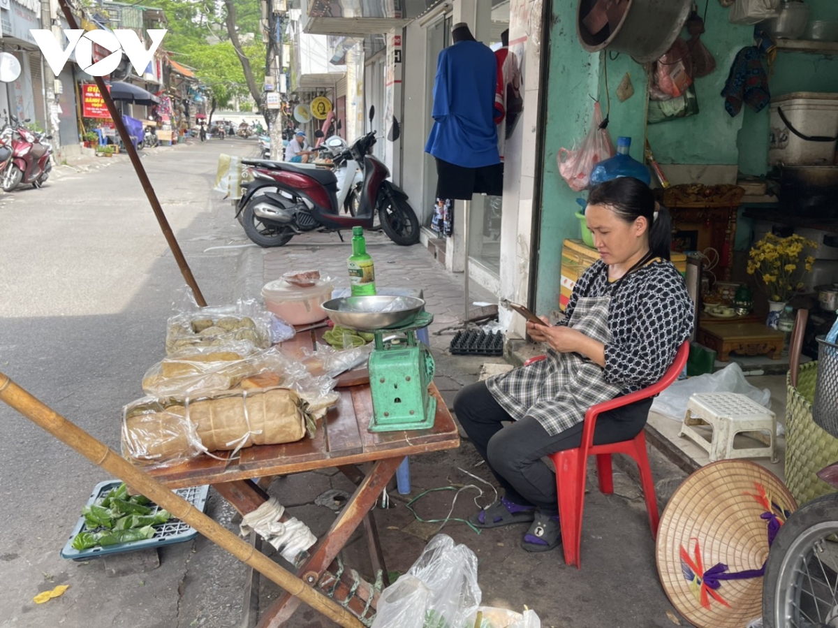 nguoi dan chat vat trong con bao gia hinh anh 1
