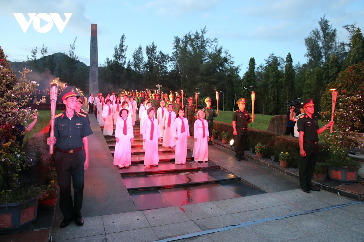 tp.hcm tưởng niệm các anh hùng liệt sĩ tại nghĩa trang hàng dương - côn Đảo hình ảnh 4 tp.hcm tuong niem cac anh hung liet si tai nghia trang hang duong - con Dao hinh anh 4
