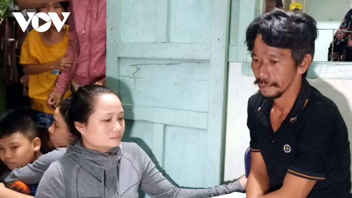 phut giay doan tu gia dinh cua cac lao dong tren tau ca bi nan o binh thuan hinh anh 2