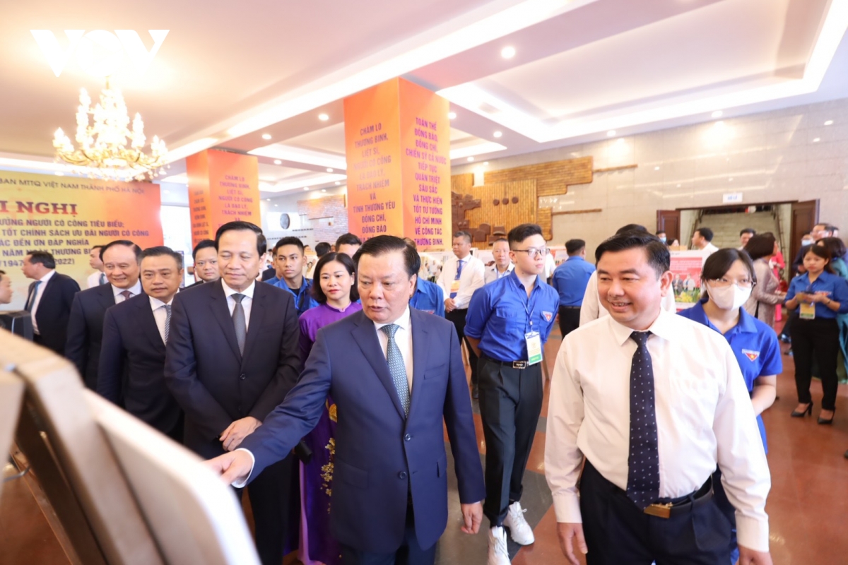 bi thu thanh uy ha noi du trung bay anh ky niem ngay thuong binh - liet sy hinh anh 1