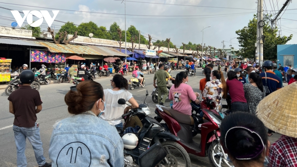 chay xuong san xuat rong 2000m2 o binh duong, cot khoi cao hang chuc met hinh anh 3