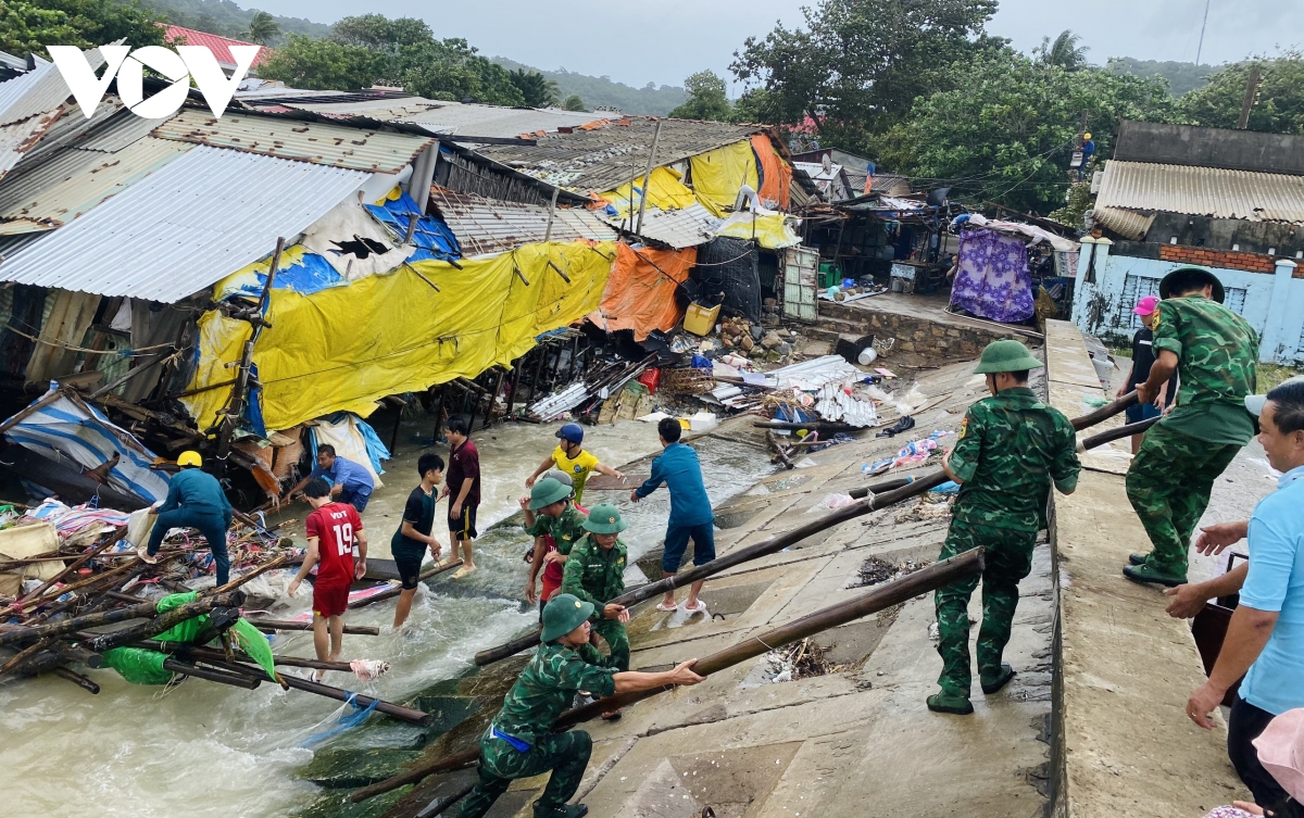 tau ca bi lat o kien giang khien 2 nguoi mat tich hinh anh 1