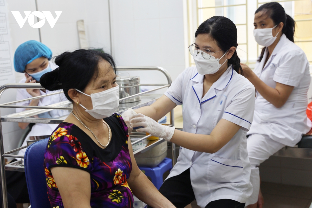 so nguoi di tiem nhac lai vaccine covid-19 tang hon gap doi hinh anh 9