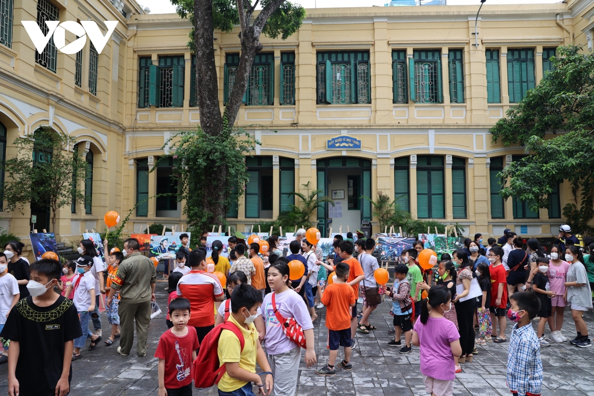 mot ngay lam linh cuu hoa cua tre em ha noi hinh anh 2