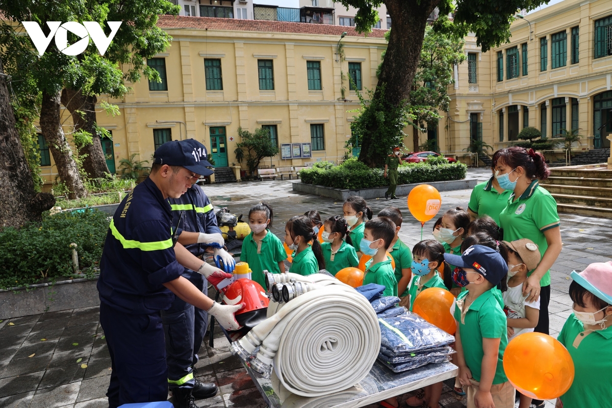 mot ngay lam linh cuu hoa cua tre em ha noi hinh anh 1