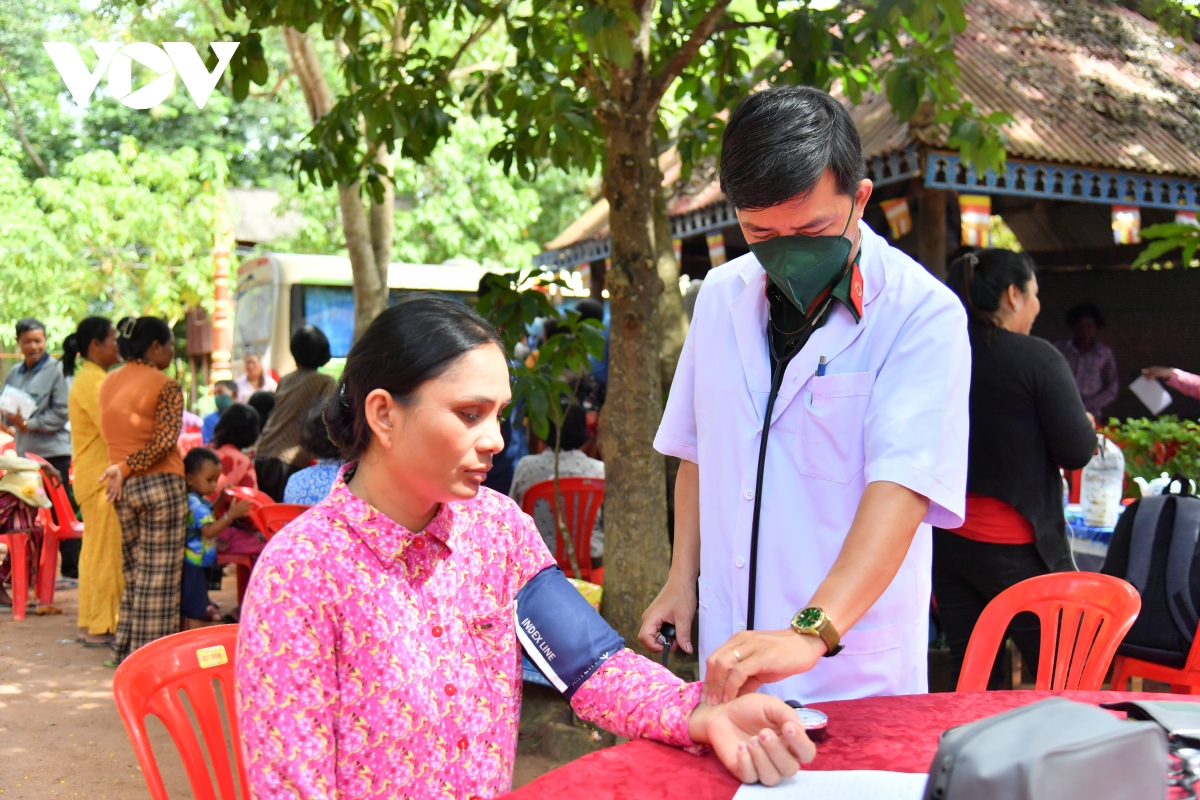 kien giang kham benh cap thuoc mien phi cho ba con xa snay anhchit campuchia hinh anh 1
