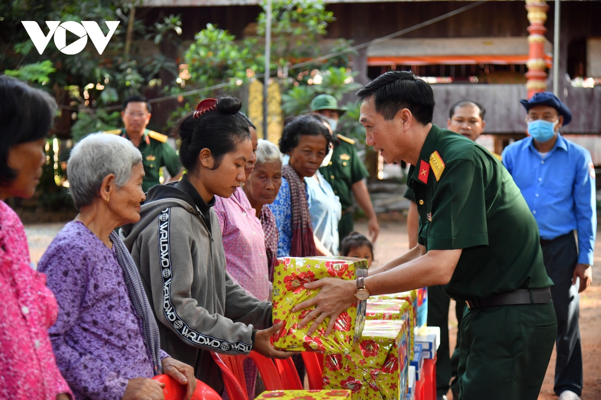 kien giang kham benh cap thuoc mien phi cho ba con xa snay anhchit campuchia hinh anh 2