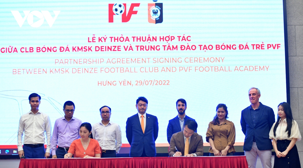 pvf hop tac voi clb bi nham xuat khau cau thu viet nam sang chau Au hinh anh 1