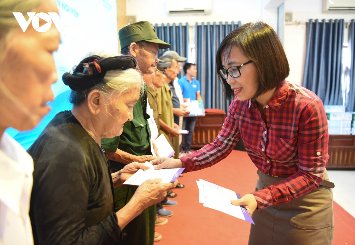 bao Dien tu vov tang qua, tri an cac gia dinh chinh sach o ngoai thanh ha noi hinh anh 2