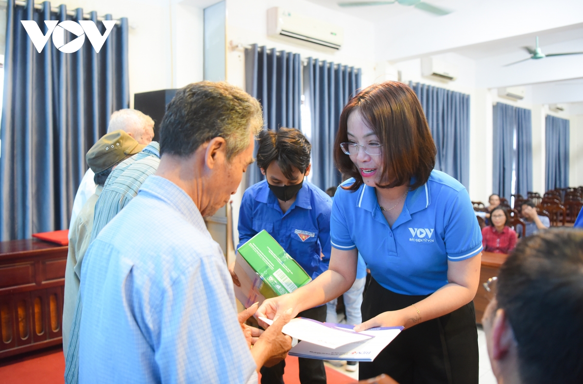 bao Dien tu vov tang qua, tri an cac gia dinh chinh sach o ngoai thanh ha noi hinh anh 1