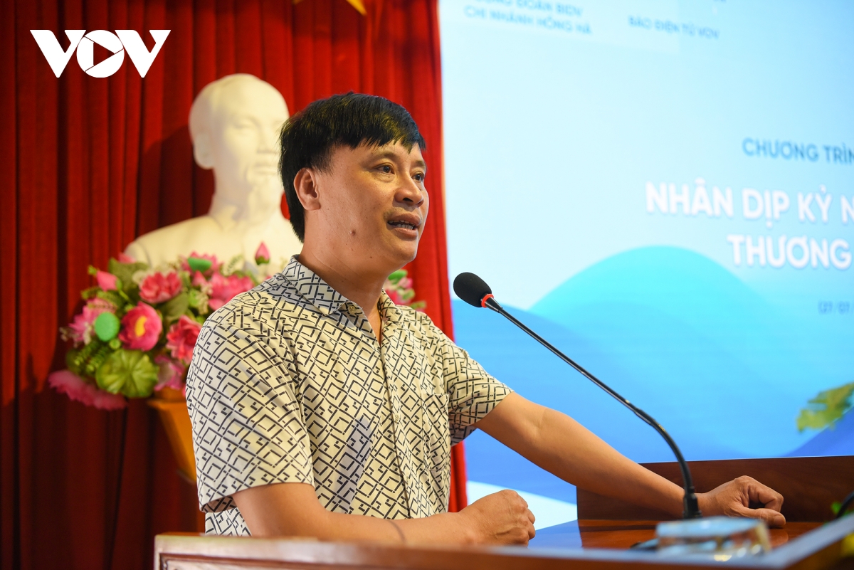 bao Dien tu vov tang qua, tri an cac gia dinh chinh sach o ngoai thanh ha noi hinh anh 4