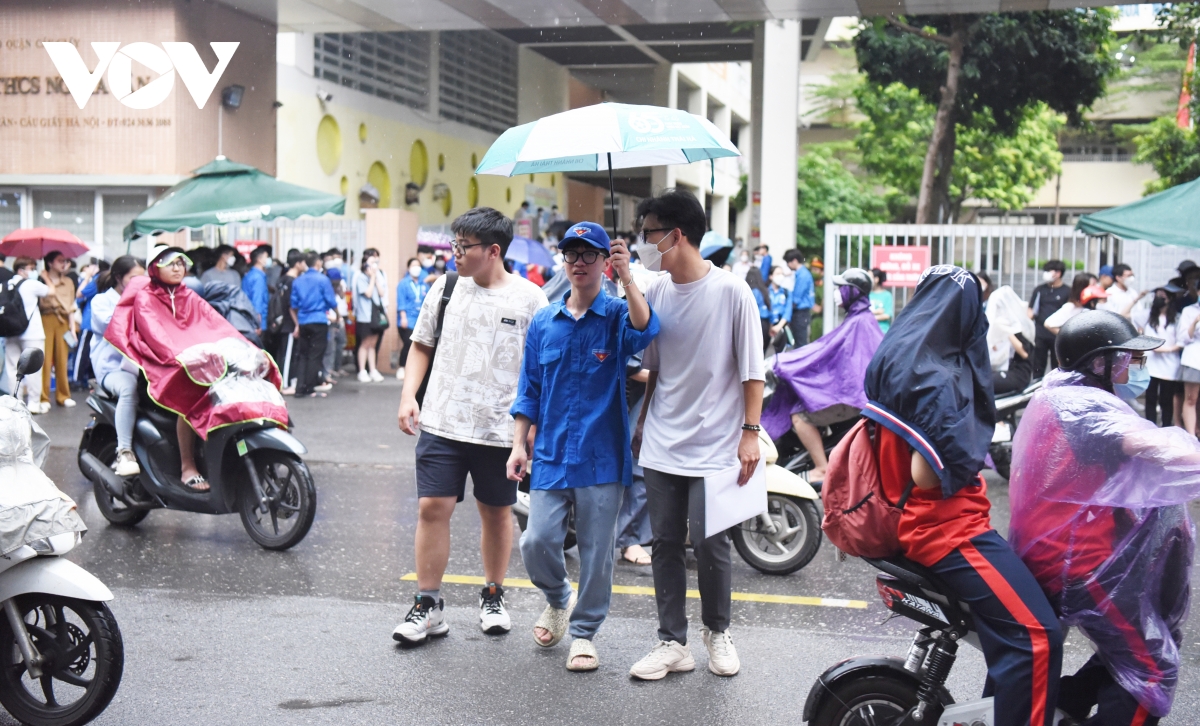 phu huynh doi mua, mong ngong con sau khi hoan thanh bai thi toan hinh anh 13