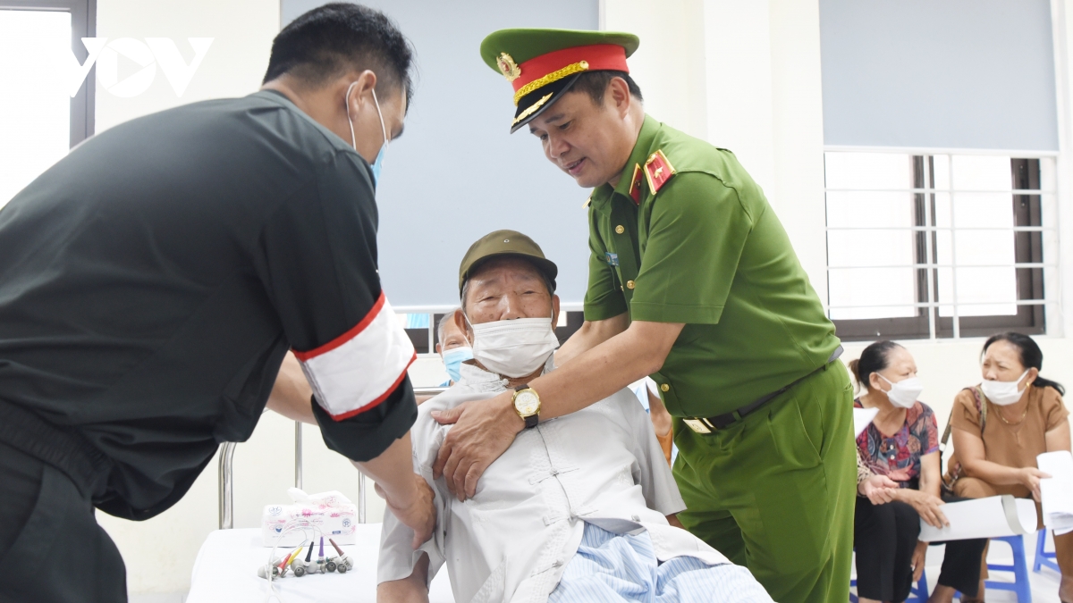 bo tu lenh canh sat co dong to chuc tham kham, tang qua gia dinh chinh sach hinh anh 1