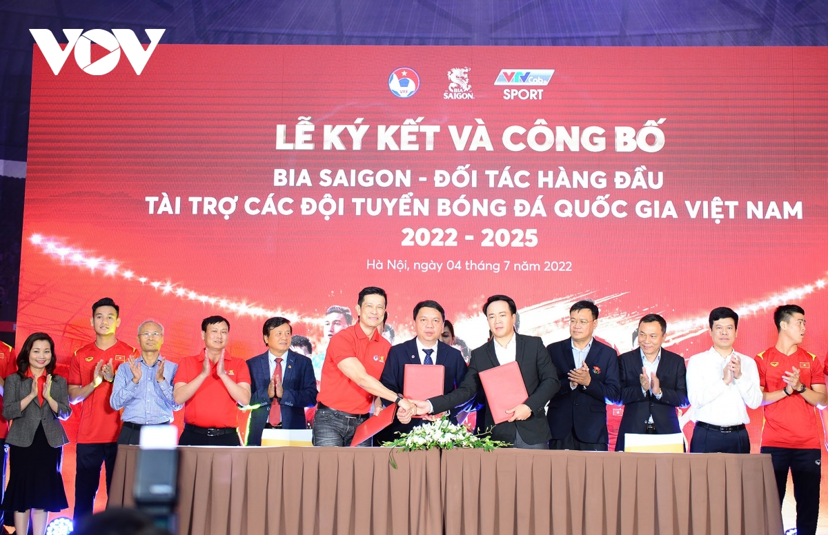 cac doi tuyen bong da viet nam co them nha tai tro khung trong 3 nam hinh anh 2