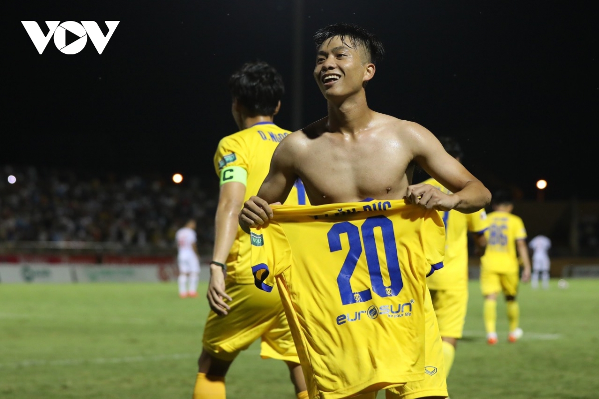 phan van Duc va xuan manh lap sieu pham, slna thang dam hai phong hinh anh 1