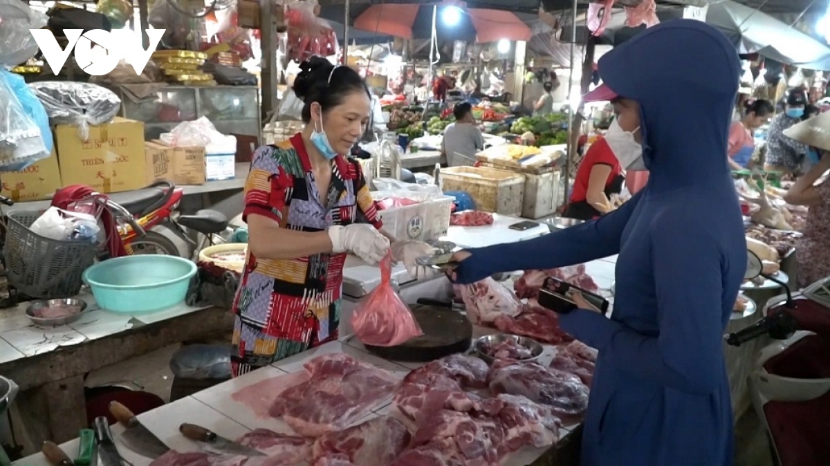 gia lon tang, nguoi chan nuoi phan khoi, nguoi tieu dung that chat chi tieu hinh anh 2