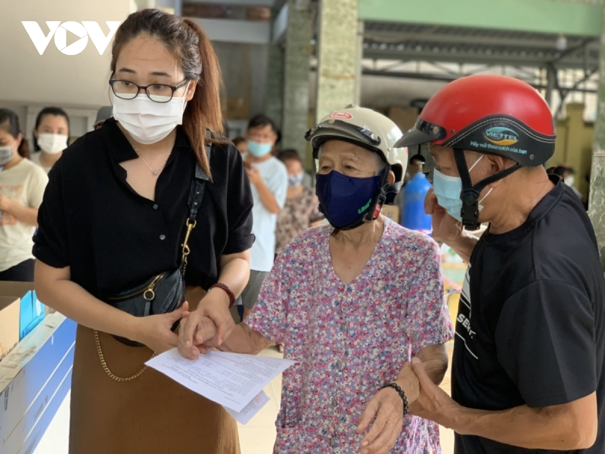 lo ngai bung phat dot dich moi, nguoi dan tp.hcm do xo di tiem mui 4 hinh anh 2