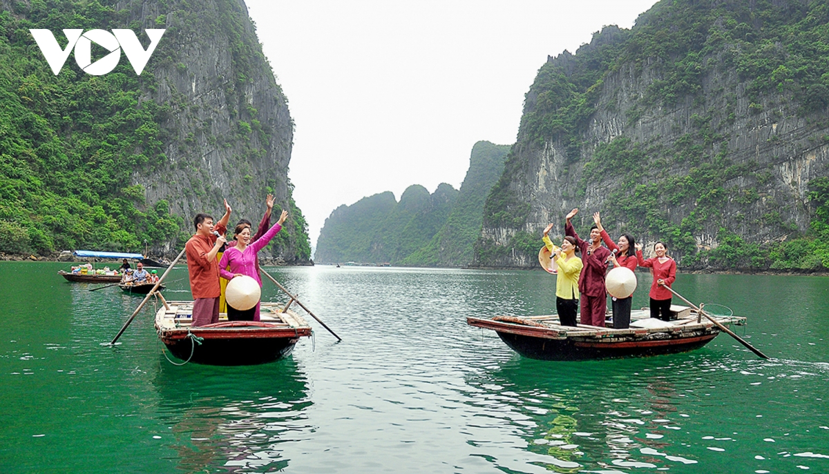 Dieu gi giup vinh ha long hut hang trieu luot khach moi nam hinh anh 13