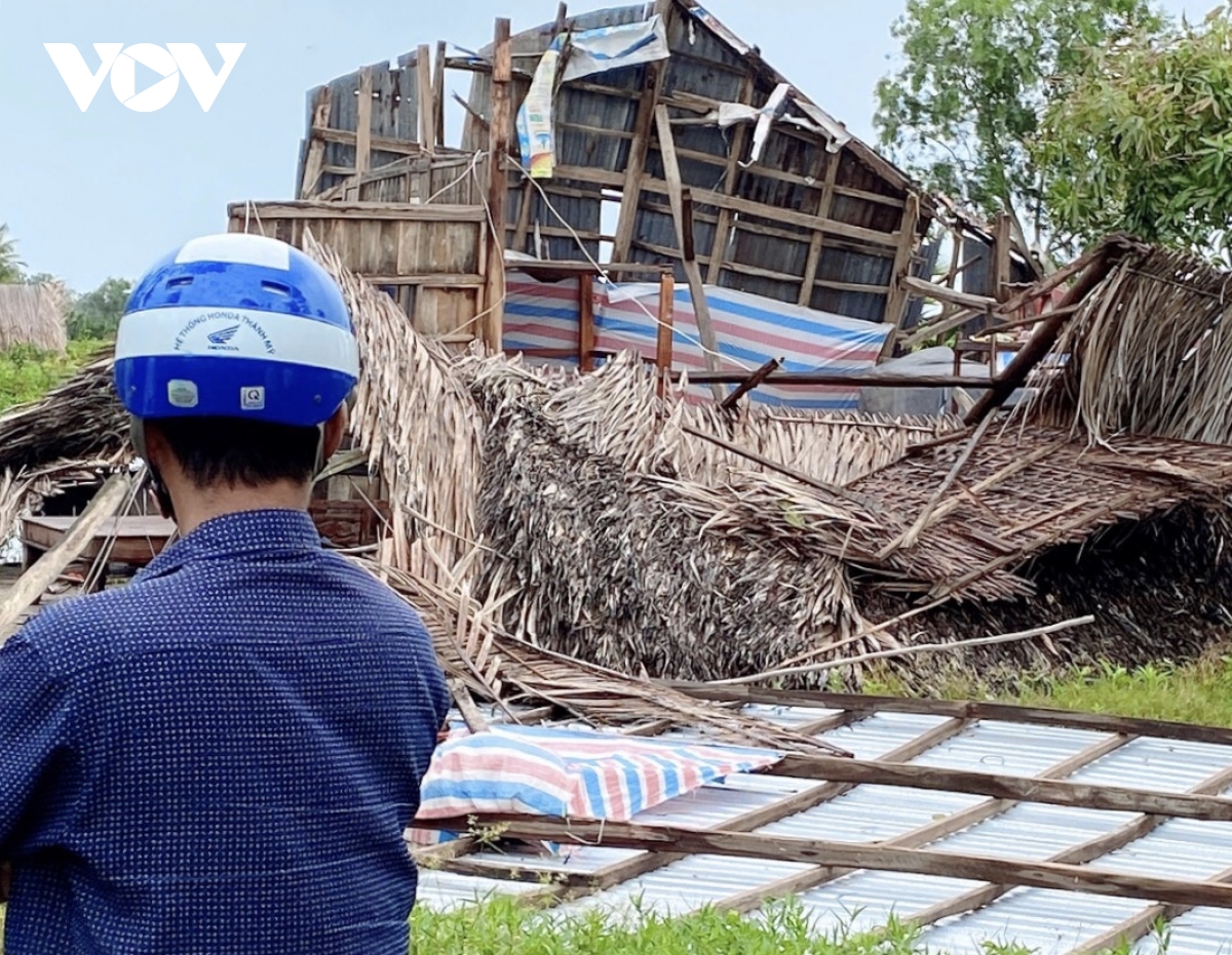 bac lieu co mua lon kem dong loc lien tuc lam sap, toc mai hang chuc ngoi nha hinh anh 1