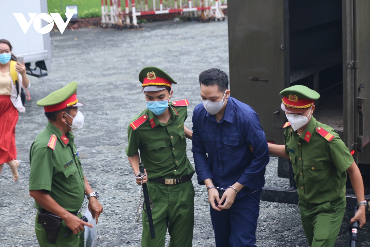  di ghe va cha ruot bao hanh be gai 8 tuoi tu vong hau toa hinh anh 2