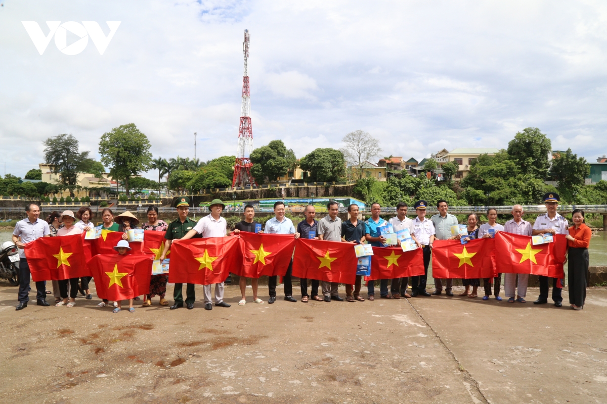 bo tu lenh vung canh sat bien 1 dong hanh voi ngu dan quang ninh hinh anh 2