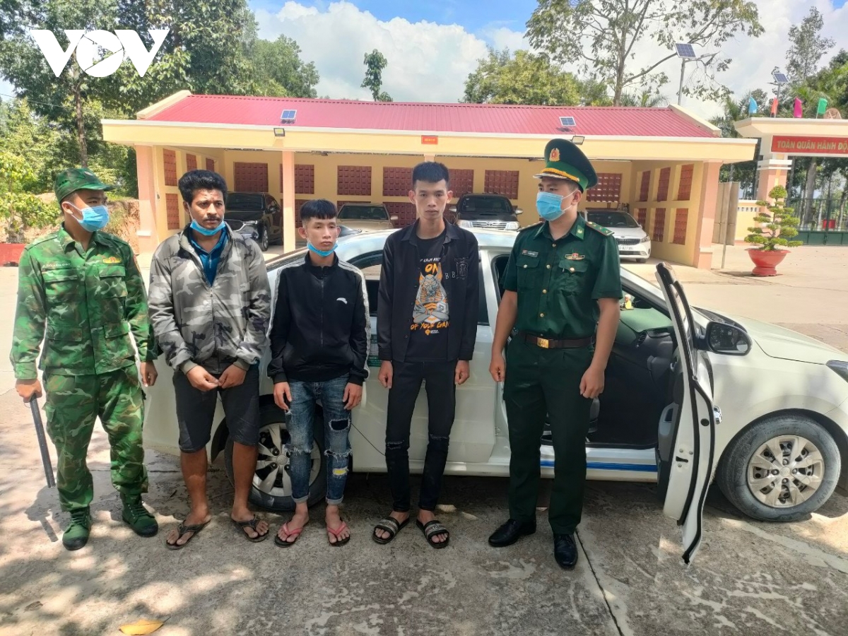 phat hien nhom chuyen dua nguoi xuat canh trai phep sang campuchia tai long an hinh anh 3