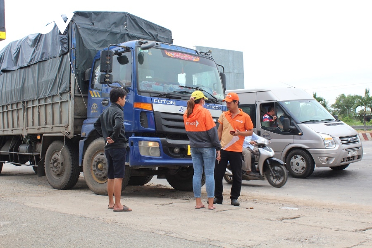 nhieu xe chua dan the dinh danh khi qua lan thu phi tu dong o binh thuan hinh anh 3
