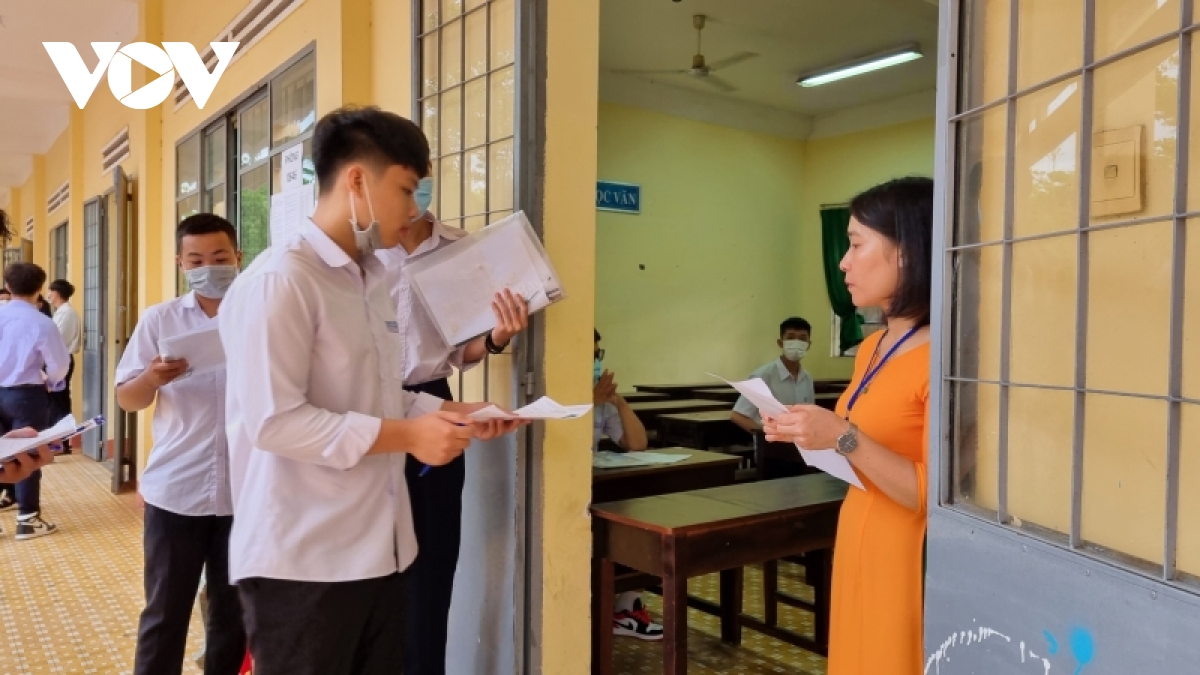 phu huynh o Dak lak dong hanh cung thi sinh trong ngay thi dau tien hinh anh 1