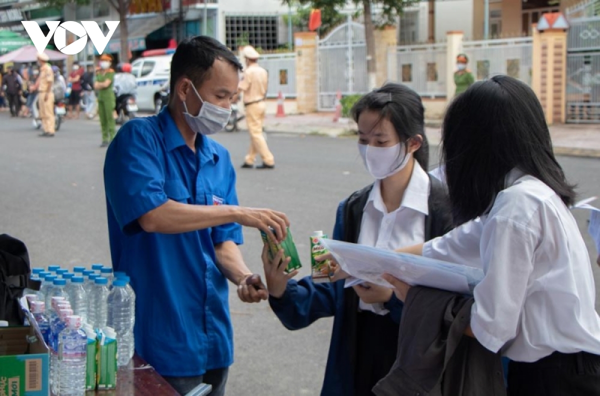 phu huynh o Dak lak dong hanh cung thi sinh trong ngay thi dau tien hinh anh 2