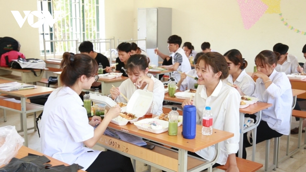 cam dong chuyen di thi cua 5 thi sinh dac biet o lao cai hinh anh 2