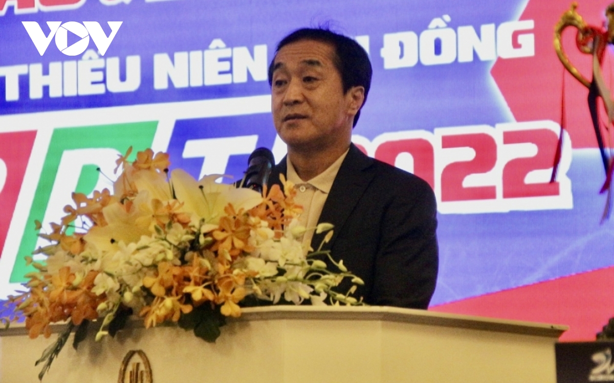 hlv lee young jin truyen lua cho cau thu nhi o cup bong da truyen hinh brt hinh anh 1