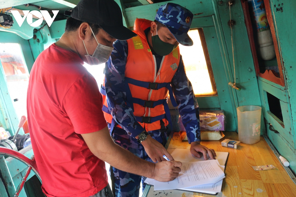 bat tau van chuyen 20.000 lit dau khong ro nguon goc tren vung bien tay nam hinh anh 2