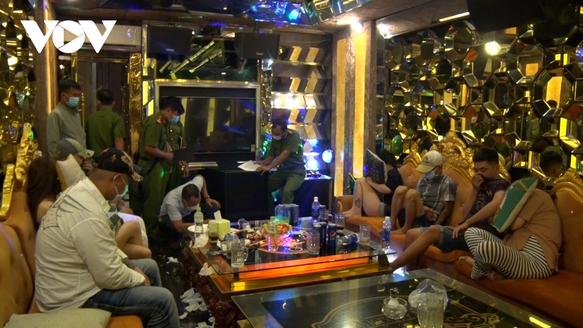 phat hien 132 doi tuong duong tinh voi ma tuy tai quan karaoke o rach gia hinh anh 1