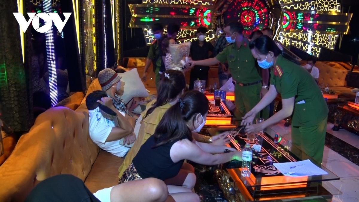 phat hien 132 doi tuong duong tinh voi ma tuy tai quan karaoke o rach gia hinh anh 2