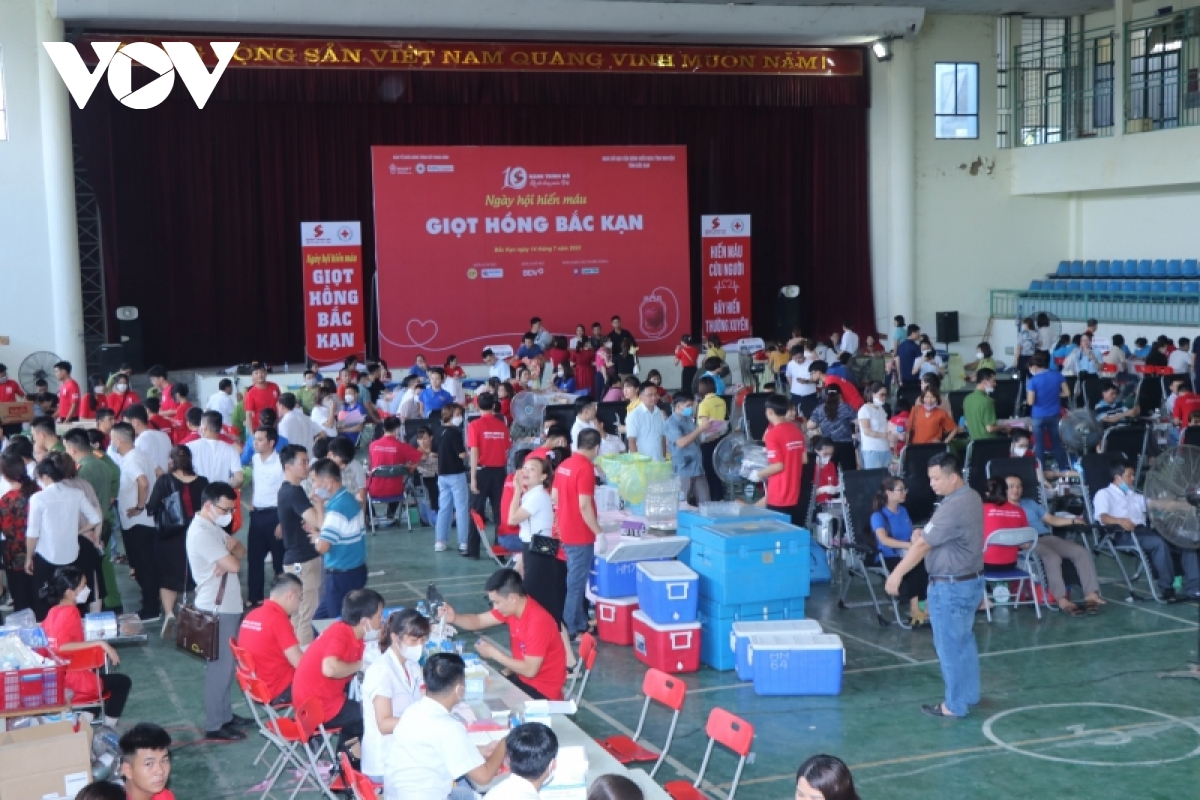 gan 1.000 nguoi tham gia ngay hoi hien mau giot hong bac kan hinh anh 1