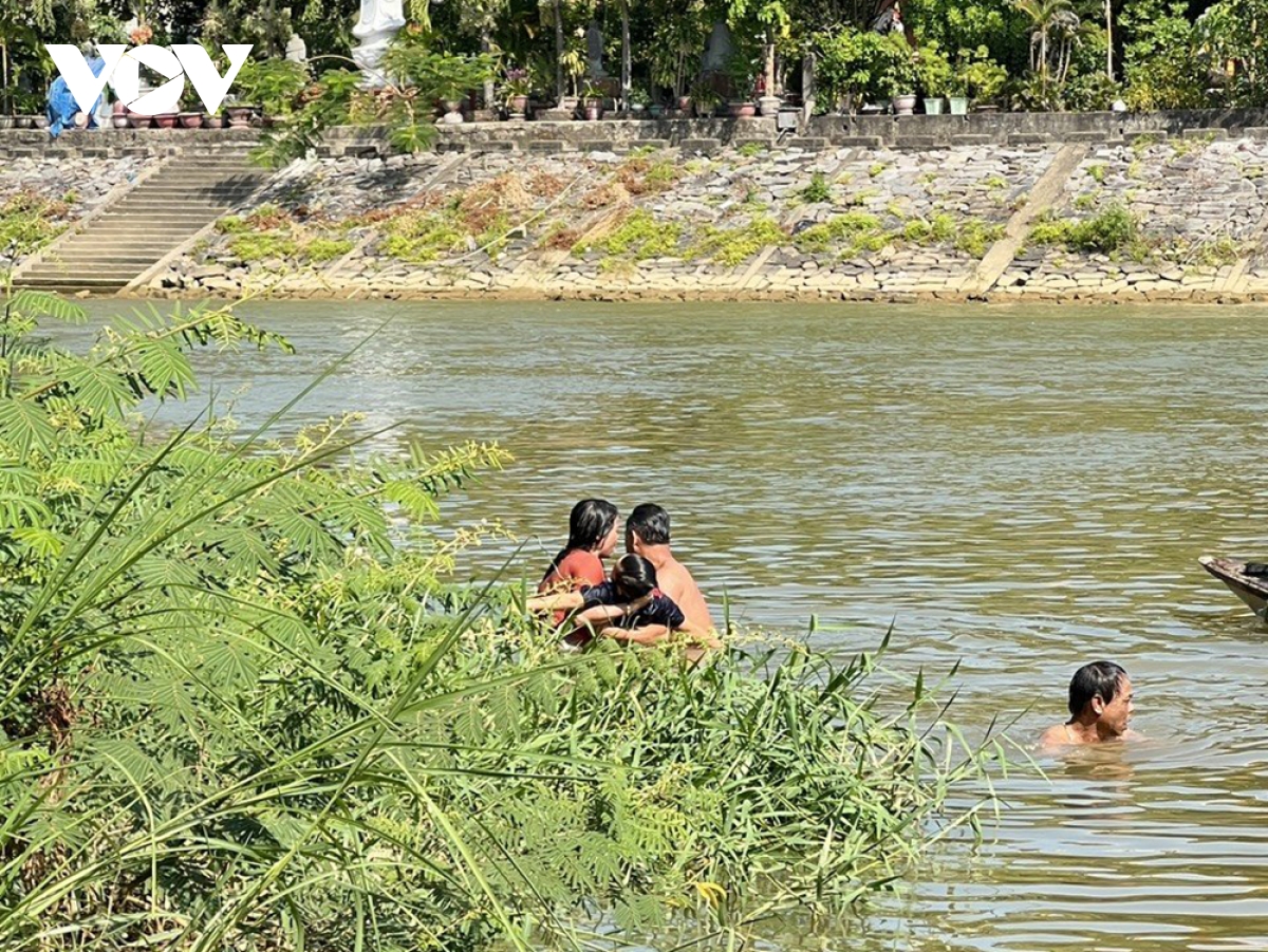 2 em nho o hoa vang duoi nuoc thuong tam hinh anh 1