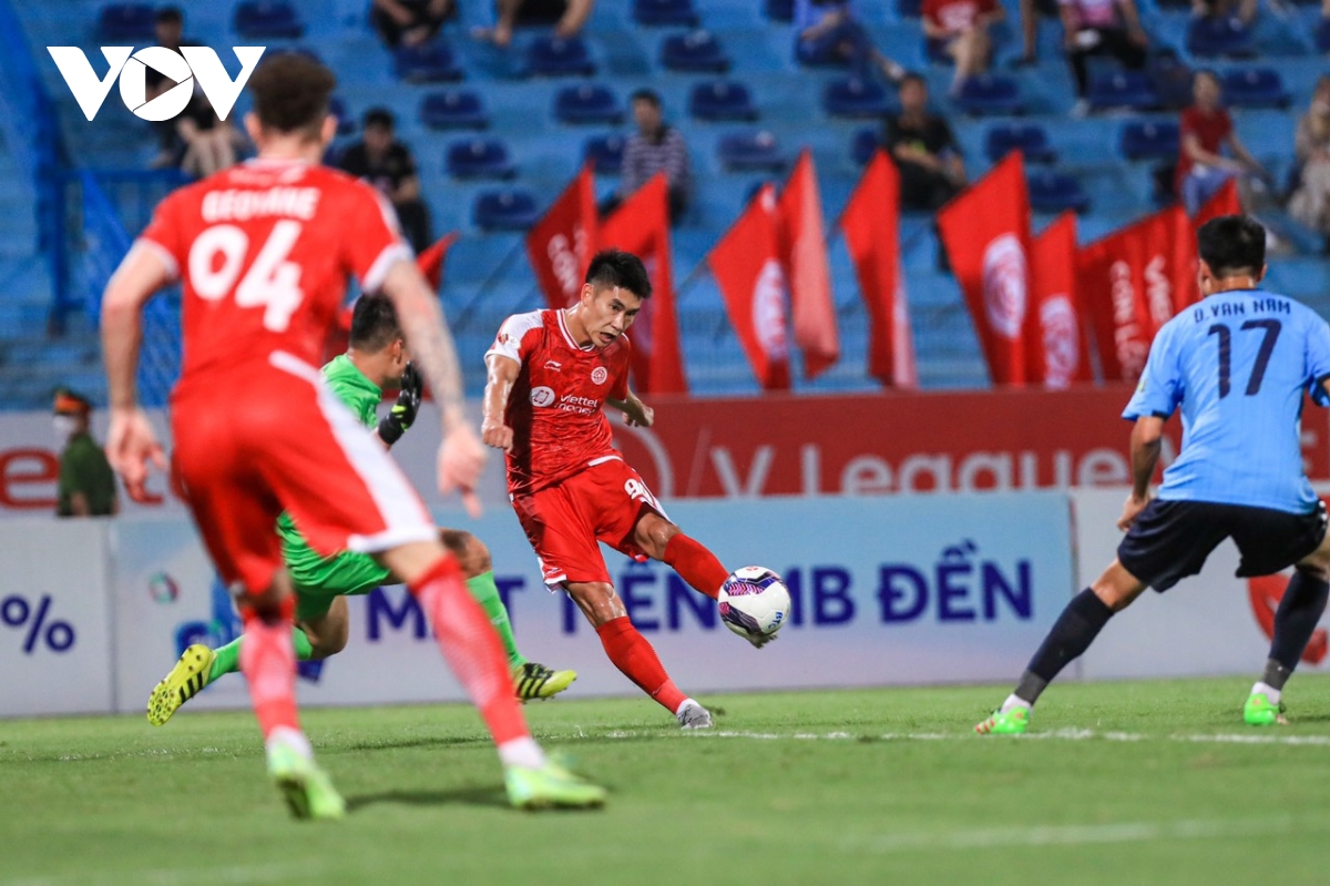 tro ly trong tai tran viettel fc 0-1 ha tinh mac loi nang, se bi ky luat hinh anh 1