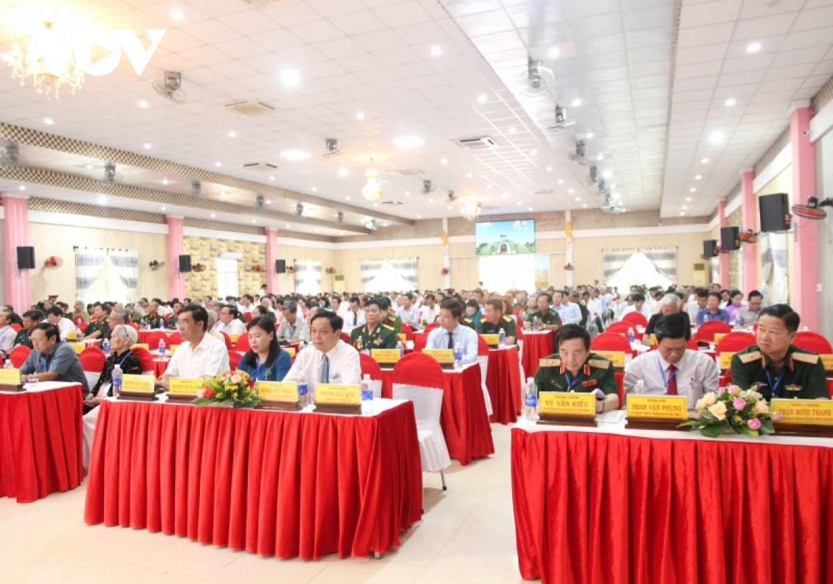 gap nhau duoi chan thanh co quang tri hinh anh 1