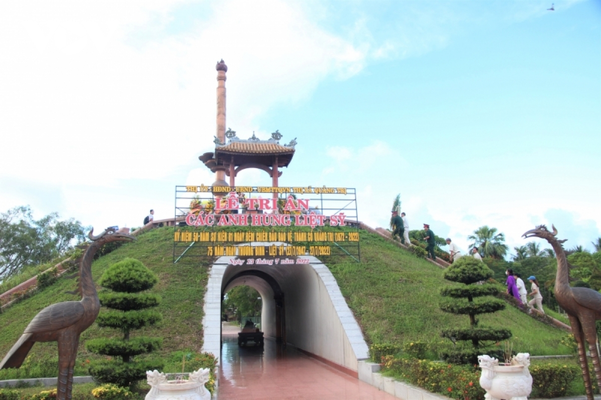 gap nhau duoi chan thanh co quang tri hinh anh 3