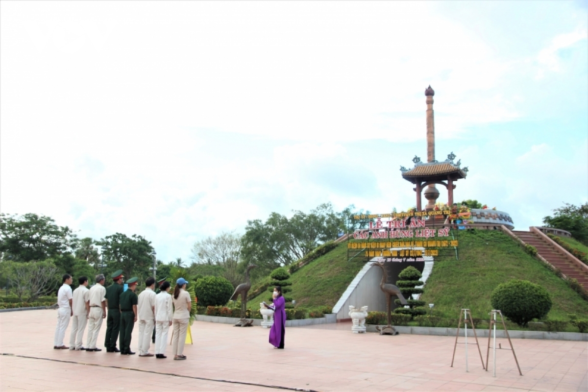 gap nhau duoi chan thanh co quang tri hinh anh 4