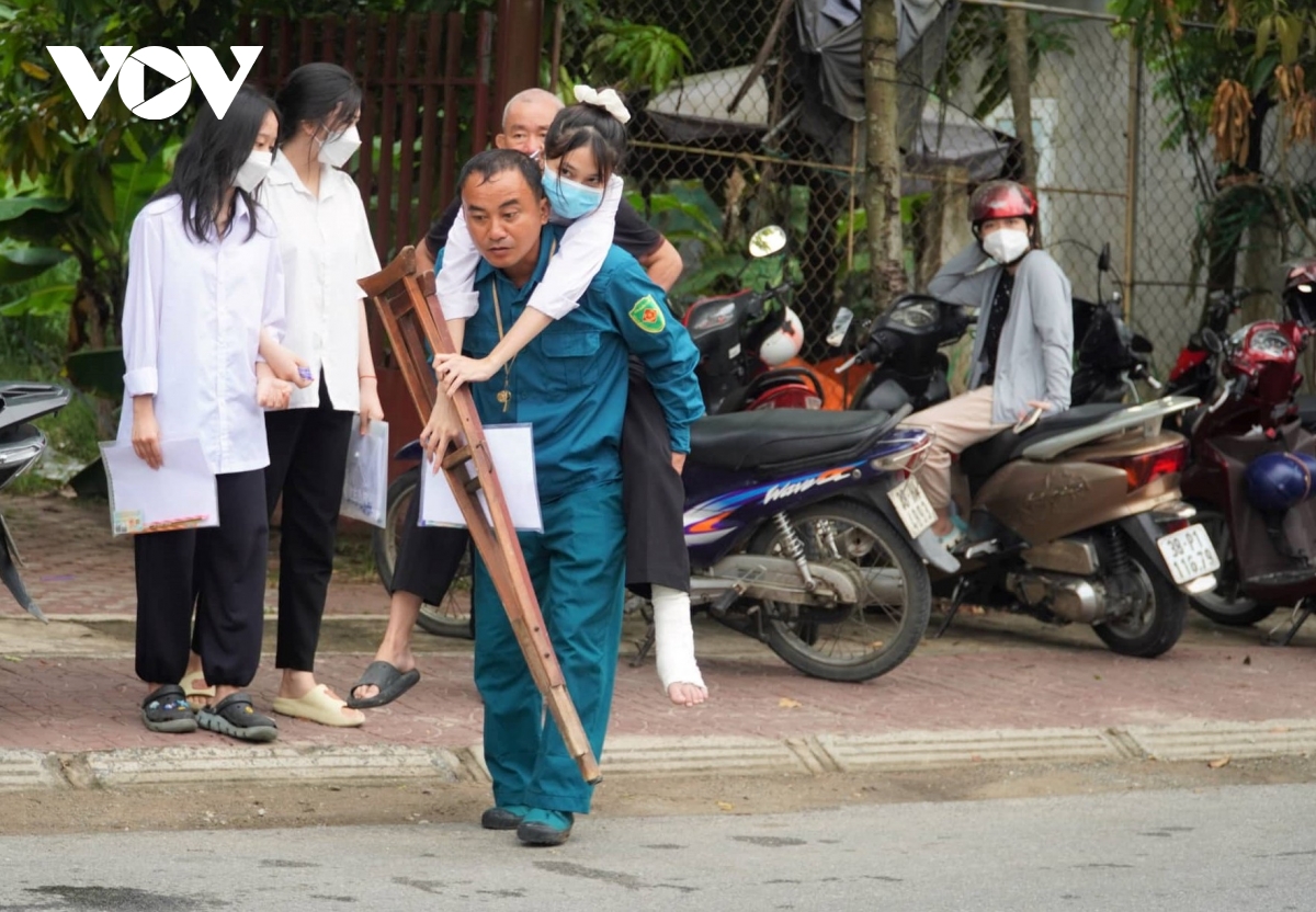 si tu dac biet den diem thi tren lung bo, tay van dang chuyen nuoc hinh anh 2