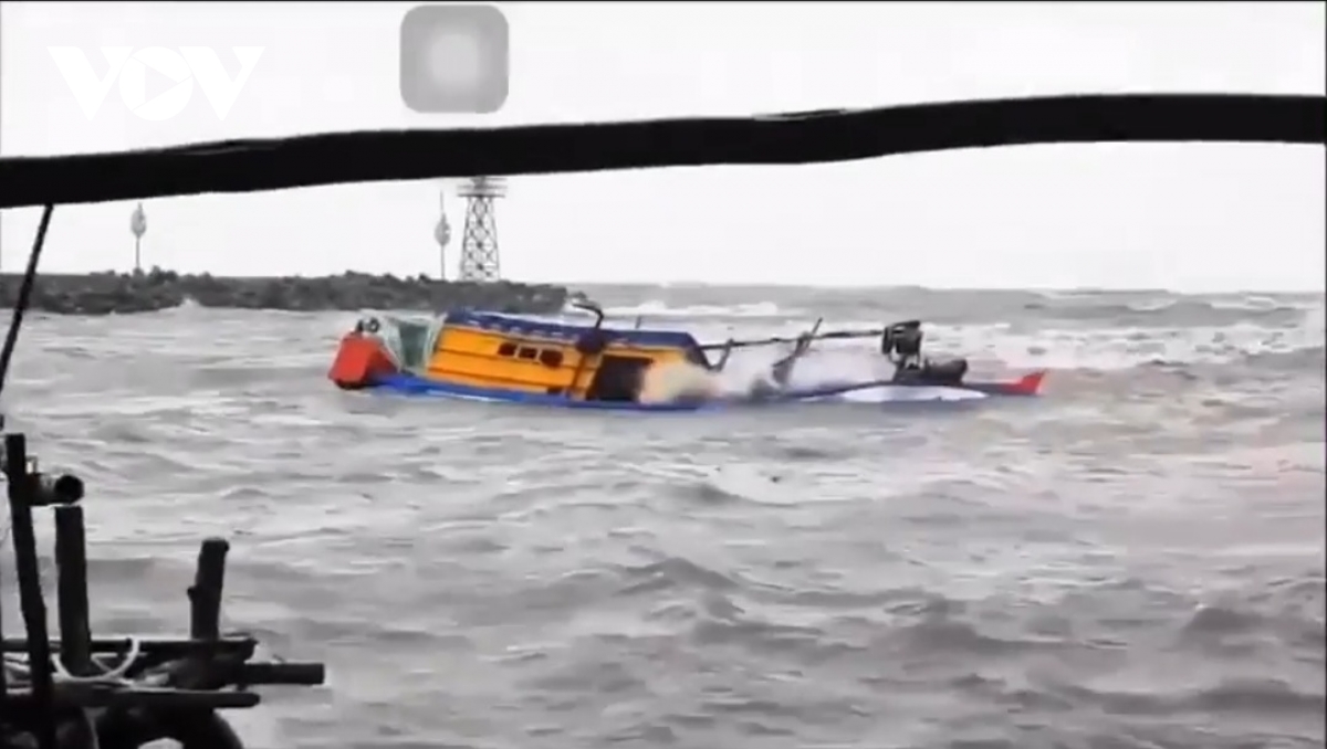 tau ca bi lat o kien giang khien 2 nguoi mat tich hinh anh 4