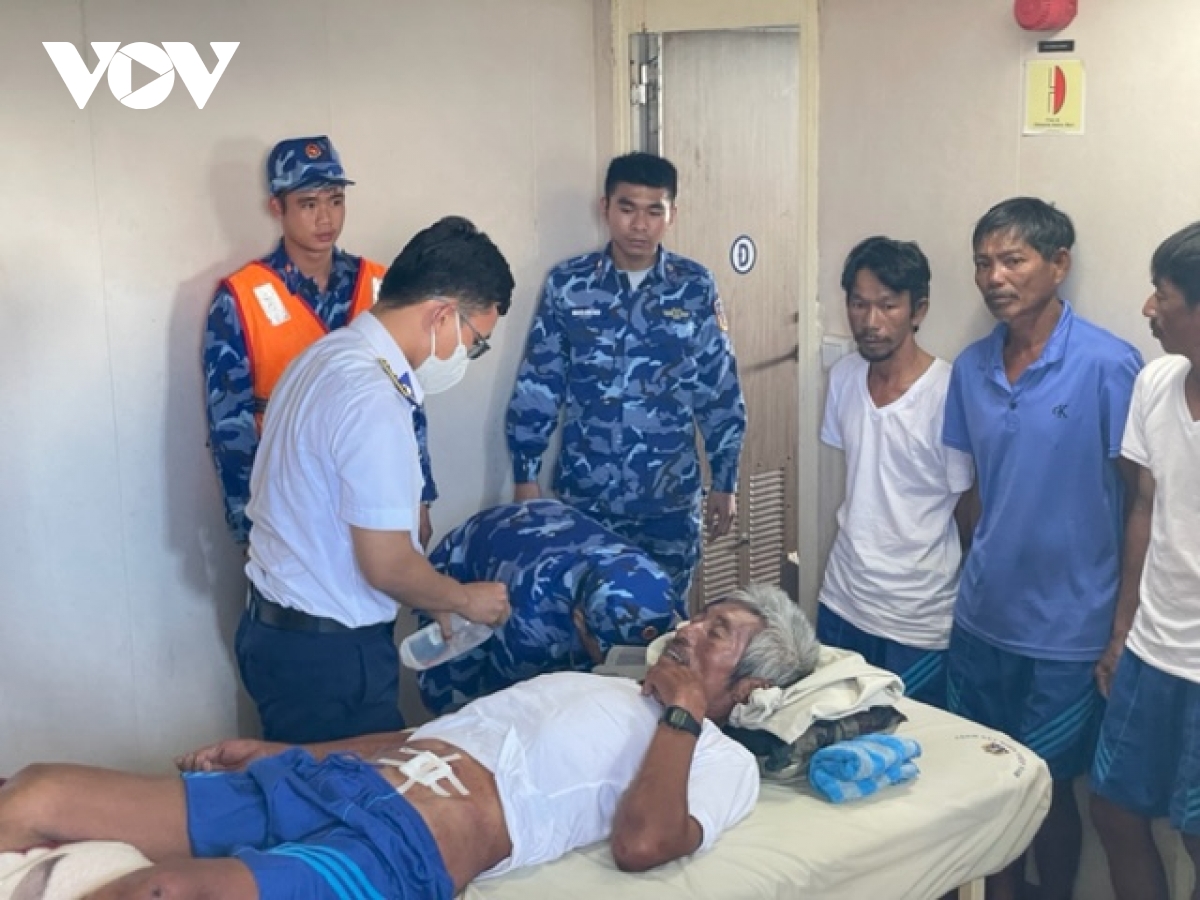 Dieu tau kiem ngu dua 5 ngu dan binh thuan vua duoc cuu ve dat lien hinh anh 2