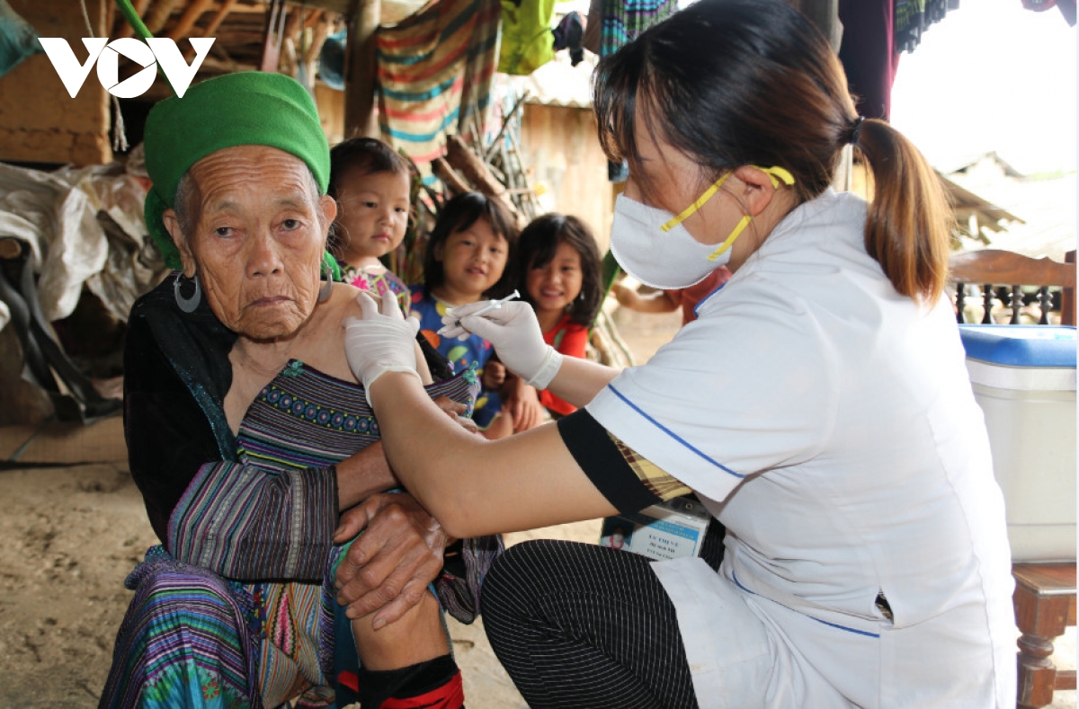 vi sao lao cai khong co hien tuong can bo y te o at xin thoi viec hinh anh 3