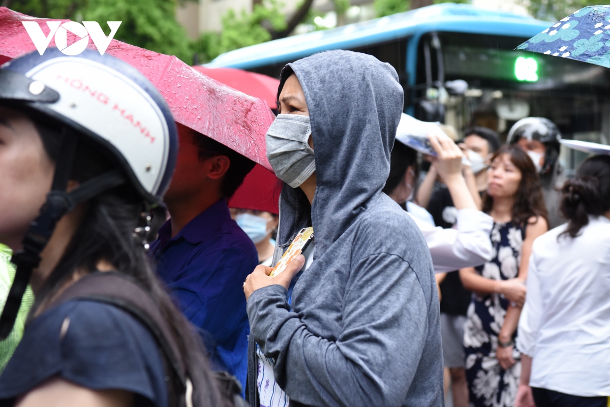 phu huynh doi mua, mong ngong con sau khi hoan thanh bai thi toan hinh anh 4