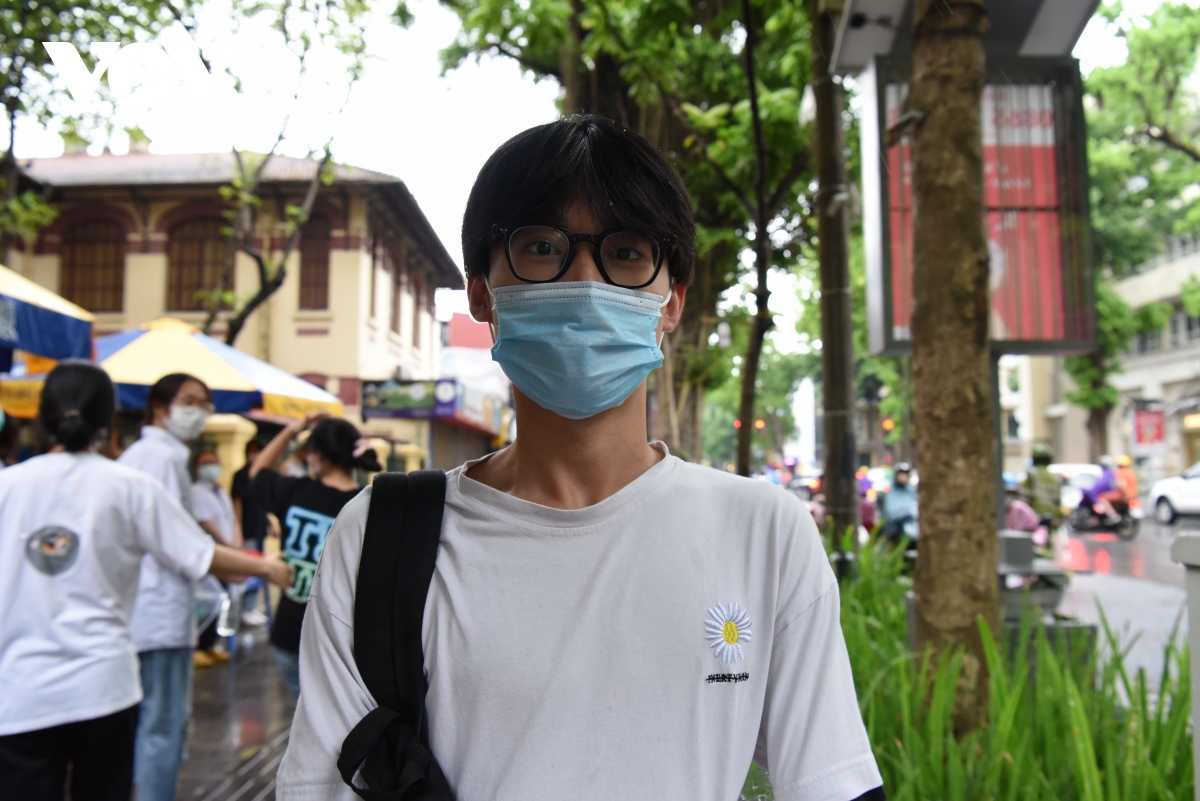 thi sinh rang ro roi phong thi, tu tin dat diem cao mon toan tot nghiep thpt hinh anh 2